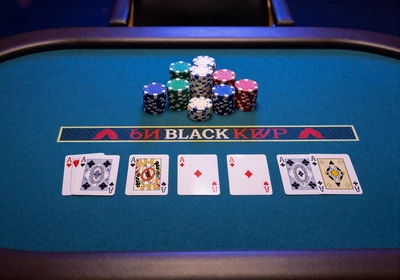 Blackjack-Tisch aus Spielersicht mit Karten auf blauem Casea Casino Tisch