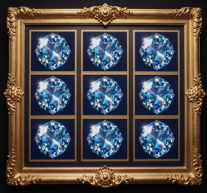 Luxus-Diamanten Slot mit blauem Edelsteinglanz und goldenem Rahmen